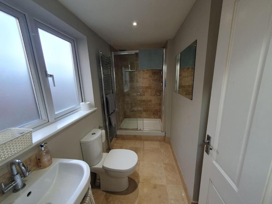 Merton House, Fully Serviced Apartment West Molesey
